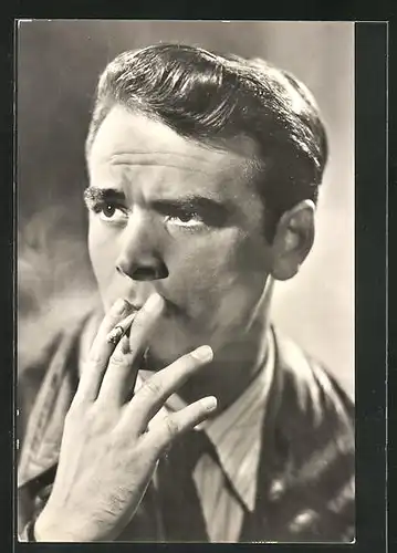 AK Schauspieler Edwin Marian raucht eine Zigarette