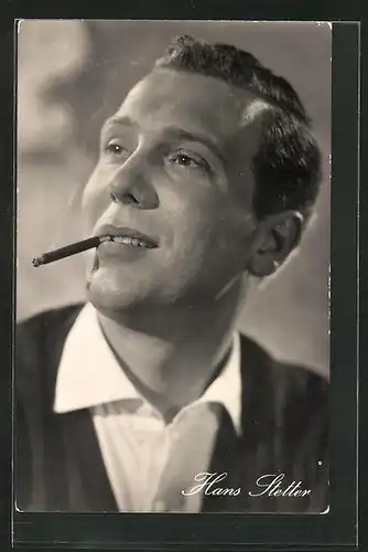 AK Schauspieler Hans Stetter raucht eine Zigarette