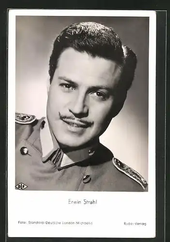 AK Schauspieler Erwin Strahl in Uniform mit Schnurrbart