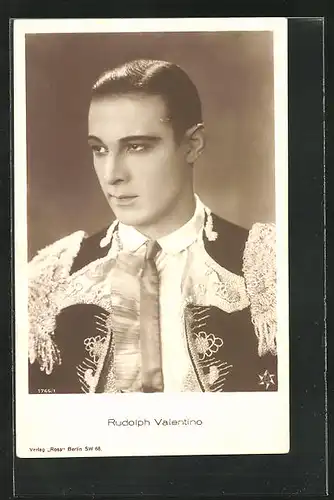 AK Schauspieler Rudolph Valentino im altertümlichen Kostüm