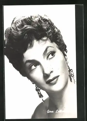 AK Schauspielerin Gina Lollobrigida mit Ohrringen