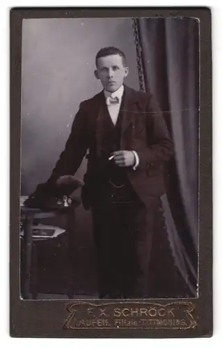 Fotografie F. X. Schröck, Laufen a. d. Salzach, Portrait junger Herr im Anzug mit Zigarette
