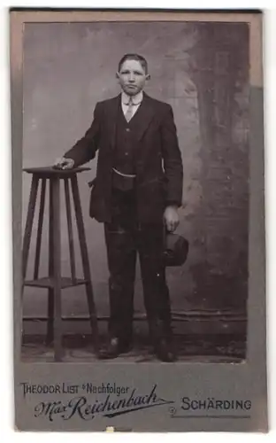 Fotografie Max Reichenbach, Schärding, Bahnhofstrasse 183, Portrait junger Herr im Anzug mit Krawatte