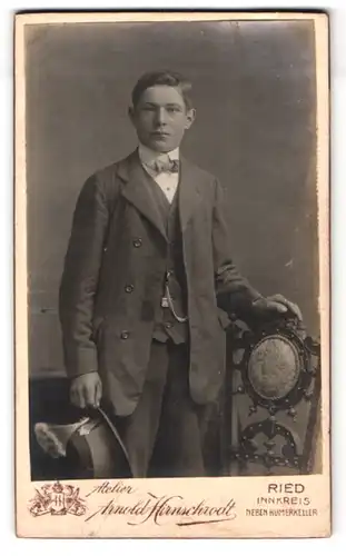 Fotografie Arnold Hirnschrodt, Ried /Innkreis, Portrait junger Mann im Anzug mit Fliege