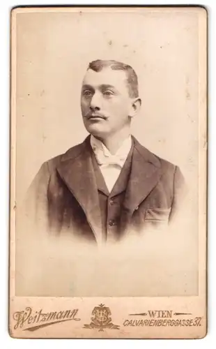 Fotografie S. Weitzmann, Wien-Hernals, Calvarienberggasse 37, Portrait stattlicher Herr mit Oberlippenbart