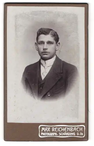 Fotografie Max Reichenbach, Schärding, Bahnhofstrasse 183, Portrait junger Herr im Anzug mit Krawatte