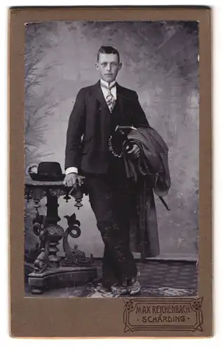 Fotografie Max Reichenbach, Schärding, Bahnhofstrasse 183, Portrait junger Herr im Anzug mit Krawatte