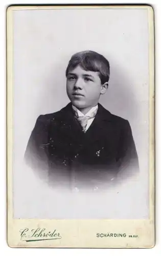 Fotografie C. Schröder, Schärding, Portrait junger Mann im Anzug mit Krawatte