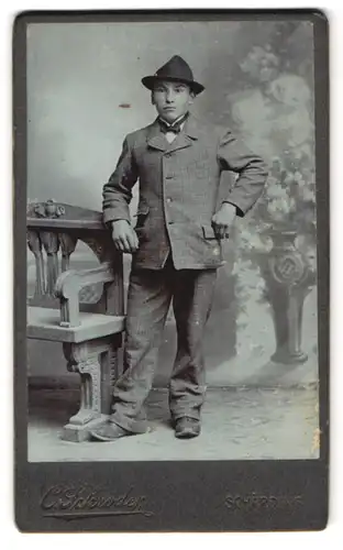 Fotografie C. Schröder, Schärding, Portrait junger Mann im Anzug mit Hut