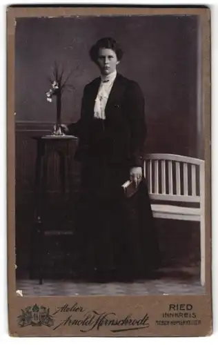 Fotografie Arnold Hirnschrodt, Ried /Innkreis, Portrait bürgerliche Dame mit Buch in der Hand