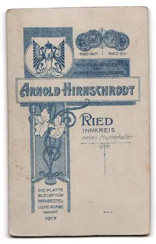 Fotografie Arnold Hirnschrodt, Ried /Innkreis, Portrait bürgerliche Dame mit Buch in der Hand