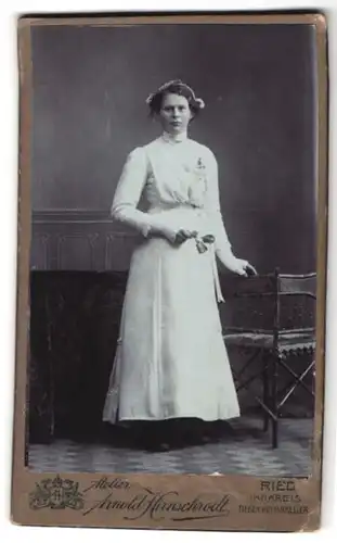 Fotografie Arnold Hirnschrodt, Ried /Innkreis, Portrait junger Dame in weisser Kleidung