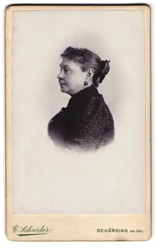 Fotografie C. Schröder, Schärding, Linzer-Strasse, Portrait ältere Dame in zeitgenössischer Kleidung