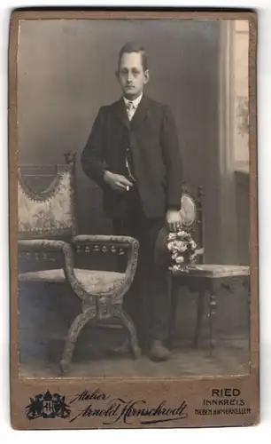 Fotografie Arnold Hirnschrodt, Ried /Innkreis, Portrait junger Herr im Anzug mit Zigarette