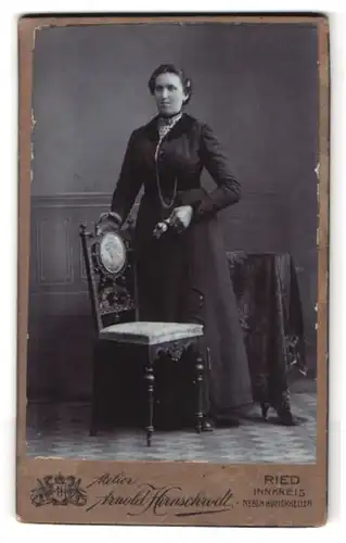 Fotografie Arnold Hirnschrodt, Ried /Innkreis, Portrait junge Dame im Kleid