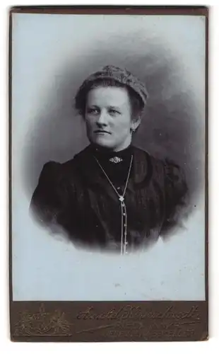 Fotografie Arnold Hirnschrodt, Ried /Innkreis, Portrait bürgerliche Dame mit moderner Frisur