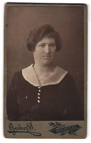 Fotografie S. Gerber, Budapest, Kiraly-utcza 11sz, Portrait bürgerliche Dame in modischer Kleidung