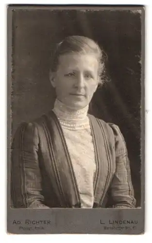 Fotografie Adolph Richter, Leipzig-Lindenau, Merseburger Strasse 61, Portrait bürgerliche Dame in modischer Kleidung