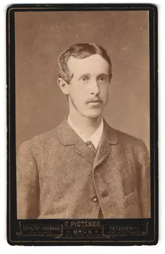 Fotografie C. Pietzner, Tetschen a /E., Bahnhofstrasse, Portrait junger Herr in modischer Kleidung