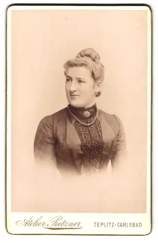 Fotografie Atelier Pietzner, Teplitz-Carlsbad, Portrait bürgerliche Dame mit Kragenbrosche und Halskette