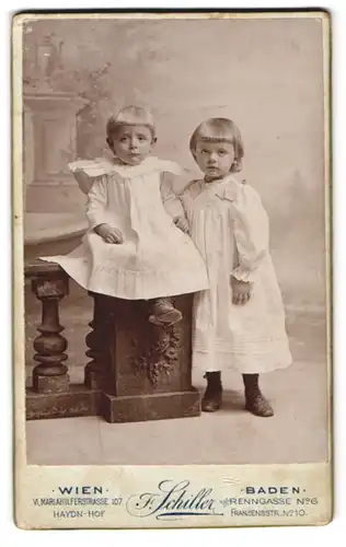 Fotografie Friedrich Schiller, Wien, Mariahilferstrsse 107, Portrait zwei kleine Mädchen in weissen Kleidern