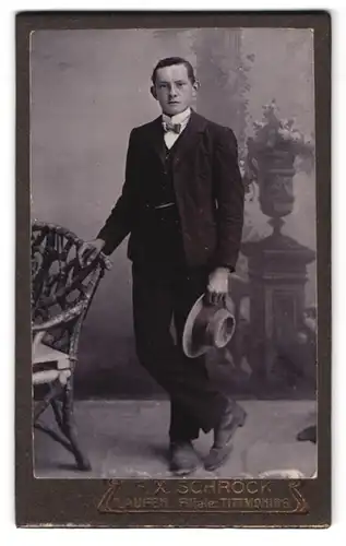 Fotografie F. X. Schröck, Laufen a. d. Salzach, Portrait junger Mann im Anzug mit Fliege