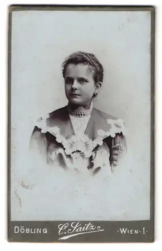 Fotografie Carl Saitz, Wien, Wollzeile 24, Döbling, Hauptstrasse 14, Portrait junge Dame mit zurückgebundenem Haar