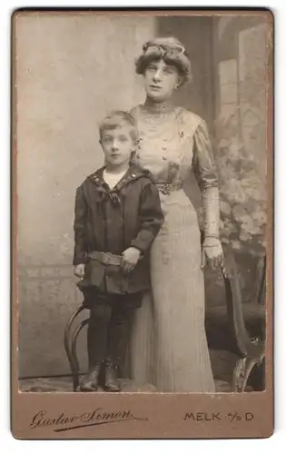 Fotografie Gustav Simon, St. Pölten, Park Promenade 20, Portrait bürgerliche Dame mit einem Jungen