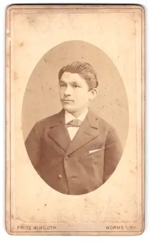 Fotografie Fritz Winguth, Worms a /Rh., Am Paradeplatz, Brustportrait junger Herr im Anzug mit Fliege