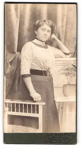 Fotografie M. Wacker Witwe, Aschaffenburg, Weissenburgerstrasse 18, Portrait junge Dame in karierter Bluse und Rock