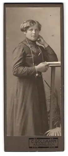 Fotografie C. Goldmann, Kaufbeuren, Portrait bürgerliche Dame in zeitgenössischer Kleidung
