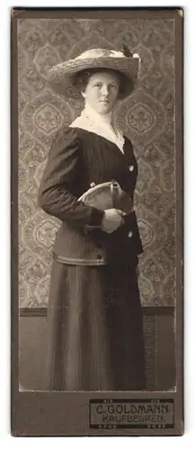 Fotografie C. Goldmann, Kaufbeuren, Portrait junge Dame in modischer Kleidung mit Hut