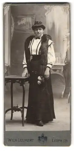 Fotografie Wilh. Leukert, Leipa i /B., Portrait modisch gekleidete Dame mit Pelz