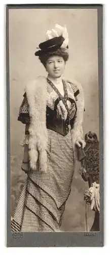 Fotografie Eckert, Ort unbekannt, Portrait junge Dame im karierten Kleid mit Pelz