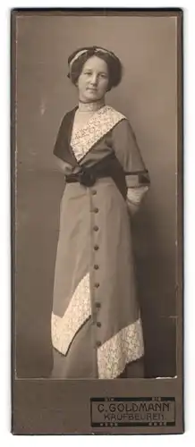 Fotografie C. Goldmann, Kaufbeuren, Portrait junge Dame im modischen Kleid
