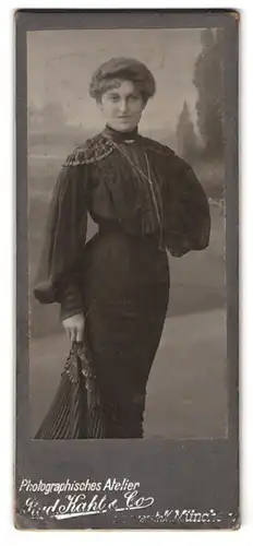 Fotografie Rud. Kahl & Co., München, Portrait bürgerliche Dame in zeitgenössischer Kleidung