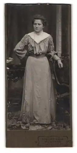 Fotografie Atelier Düll, München, Türkenstrasse 31, Portrait junge Dame in hübscher Kleidung