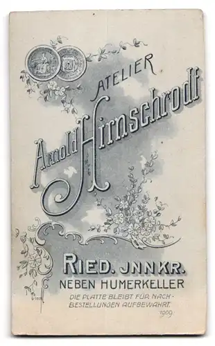 Fotografie Arnold Hirnschrodt, Ried /Innkr., Portrait junger Herr im Anzug mit Fliege