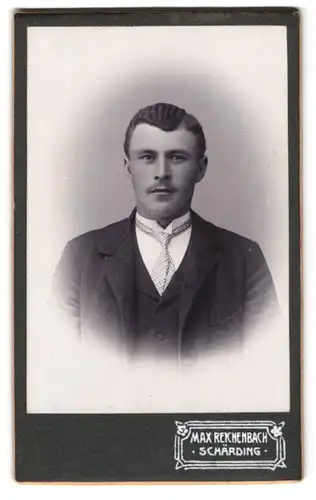 Fotografie Max Reichenbach, Schärding, Portrait junger Herr im Anzug mit Krawatte