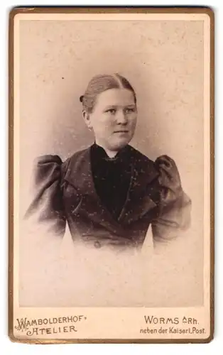 Fotografie F. Winguth, Worms a. Rhein, Kämmererstrasse 48, Portrait junge Dame im Kleid mit Kragenbrosche