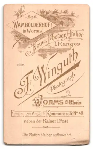 Fotografie F. Winguth, Worms a. Rhein, Kämmererstrasse 48, Portrait junge Dame im Kleid mit Kragenbrosche