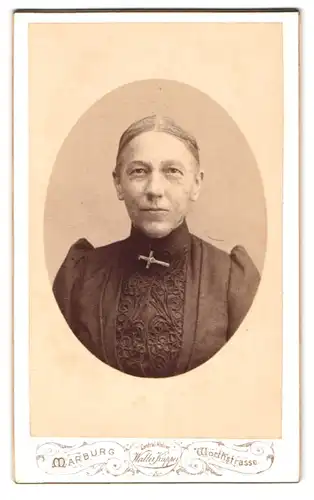 Fotografie Walter Küpper, Marburg, Wörthstrasse, Portrait ältere Dame mit Kragenbrosche