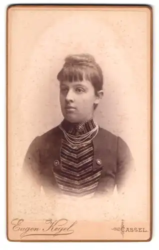 Fotografie Eugen Kegel, Kassel, Gr. Rosenstrasse 5, Portrait junge Dame mit hochgestecktem Haar