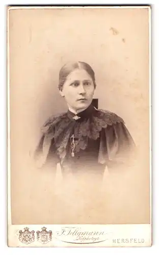 Fotografie F. Tellgmann, Hersfeld, Portrait junge Dame mit Spitzenkragen und Kragenbrosche