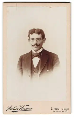 Fotografie Jul. Weimer, Limburg /Lahn, Neumarkt 10, Portrait eleganter Herr mit Brille und Moustache