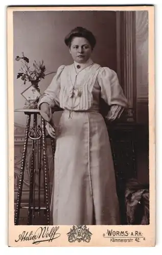 Fotografie Atelier Wolff, Worms a. Rh., Kämmererstrasse 42, Portrait bürgerliche Dame in hübscher Kleidung