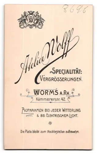 Fotografie Atelier Wolff, Worms a. Rh., Kämmererstrasse 42, Portrait bürgerliche Dame in hübscher Kleidung
