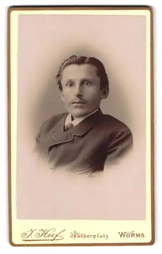 Fotografie J. Herf, Worms am Rhein, Portrait junger Herr in modischer Kleidung