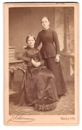 Fotografie Jean Schramm, Worms a /Rh., Portrait zwei bürgerliche Damen in zeitgenössischer Kleidung
