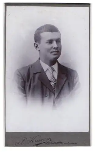 Fotografie A. Krumm, Mindelheim, Am Rossmarkt, Portrait junger Herr im Anzug mit Krawatte